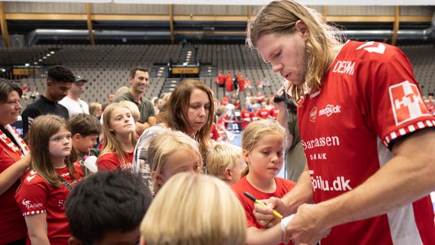 Mikkel Hansen tog sig efter kampen tid til at skrive autografer til mange af de fremmødte Aalborg Håndbold-fans. <i>Foto: Claus Søndberg</i>