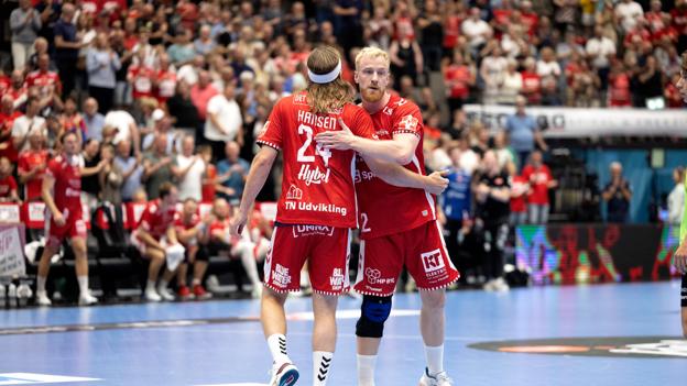 René Antonsen takker her Mikkel Hansen for indsatsen i ligapremieren. <i>Foto: Claus Søndberg</i>