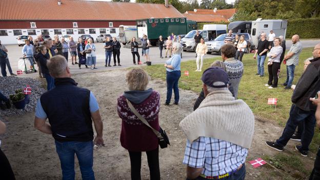Mange interesserede var mødt op for at møde dyrlægerne på det nye hestehospital og få en rundvisning. Havde man sin hest med, kunne man få den vaccineret gratis. <i>Foto: Claus Søndberg</i>