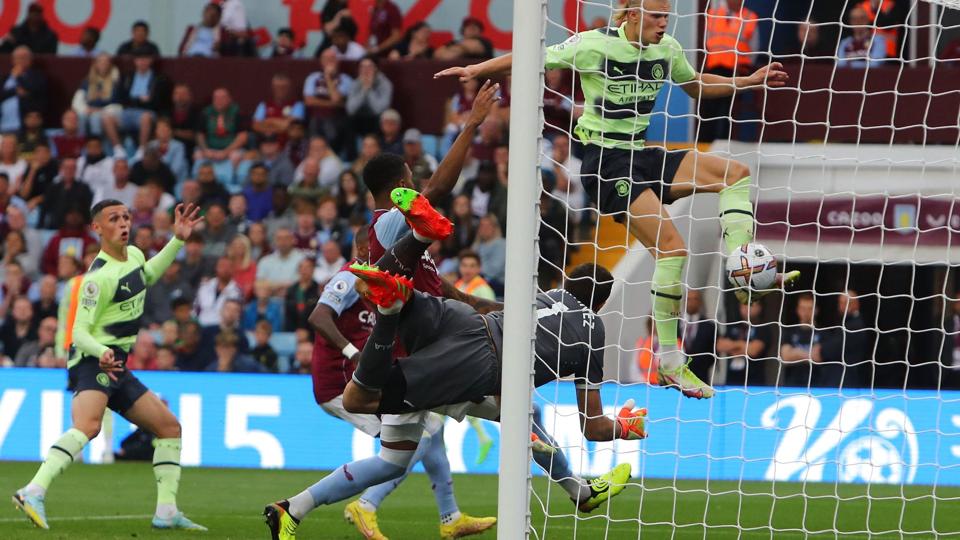 Erling Haaland svæver højt og støder bolden ind til 1-0 i udekampen mod Aston Villa. <i>Geoff Caddick/Ritzau Scanpix</i>