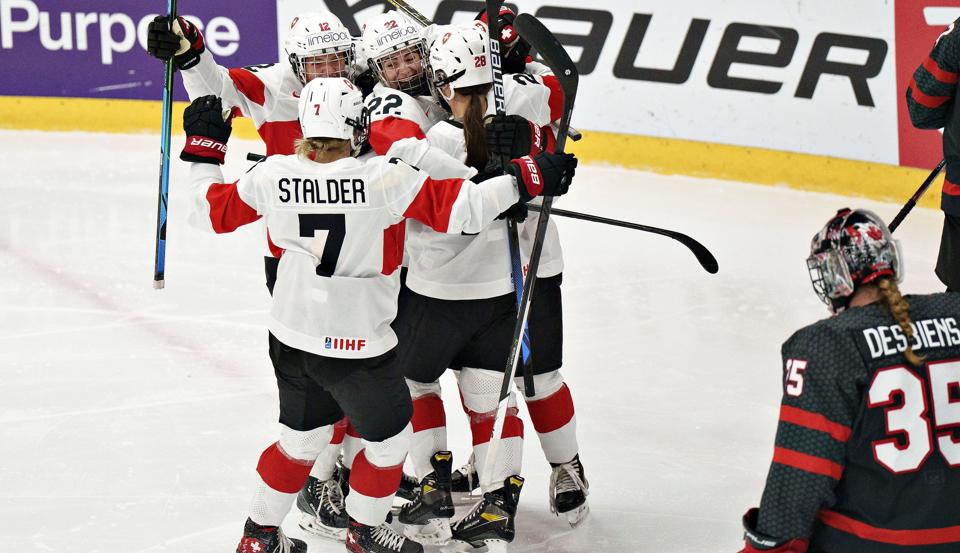 Canadas ishockeykvinder var suveræne i semifinalen mod Schweiz, som blev spillet ud af banen i Herning. <i>Henning Bagger/Ritzau Scanpix</i>