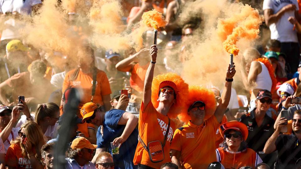 Hollandske Formel 1-fans har gjort det til en vane at bruge romerlys for at skabe stemning. Lørdag måtte kvalifikationskørslen i Zandvoort kortvarigt afbrydes, da den orange røg generede kørerne. <i>Kenzo Tribouillard/Ritzau Scanpix</i>