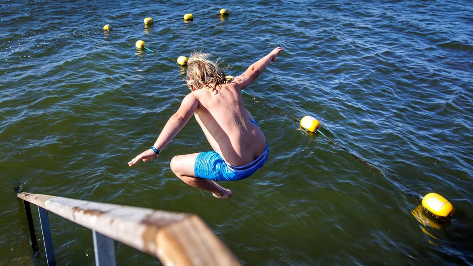 Man kan roligt springe i vandet ved Søbadet i Thisted. De prøver af badevandet, Thisted Kommune fik taget i sommer, kunne i hvert fald ikke påvise noget indhold af PFAS-stoffer. <i>Arkivfoto: Torben Hansen</i>