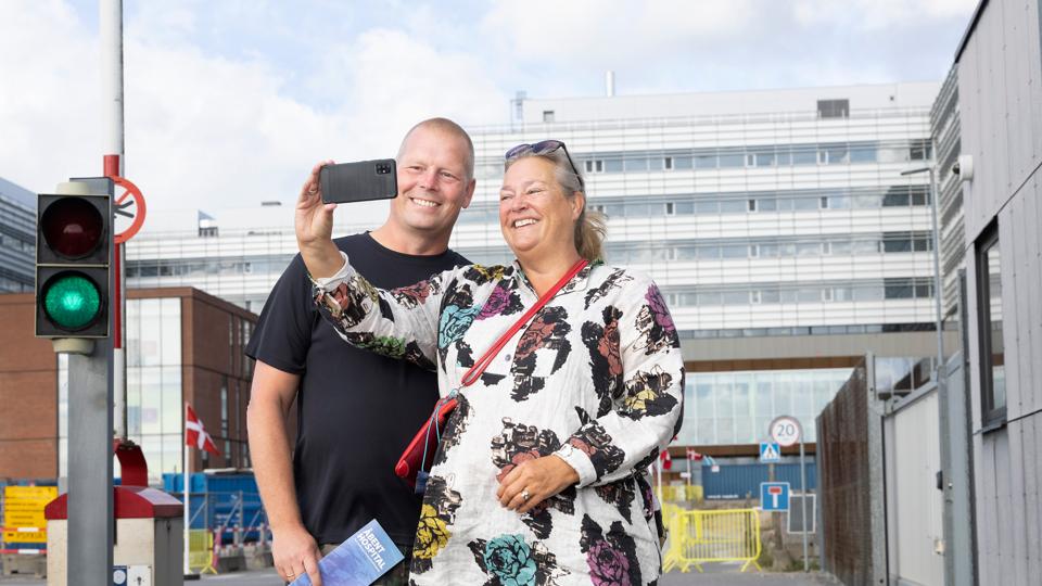 - Vildt imponerende, synes Karen Brøgger om det nye hospital, som hun besøgte sammen med Claus Møller Andersen, der er enig i, at tillægge supersygehuset Wow-effekt. <i>Foto: Claus Søndberg</i>