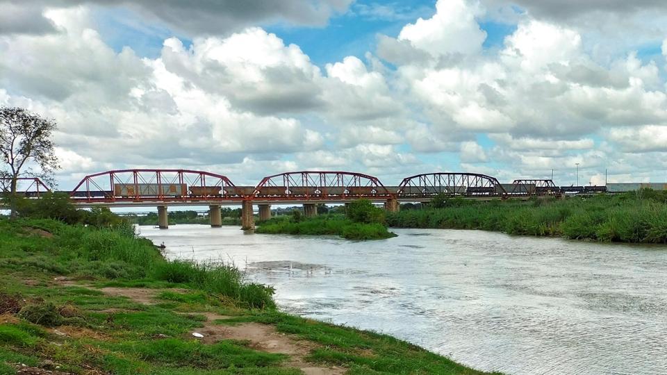 De amerikanske grænsemyndigheder siger, at ni er fundet druknet, mens 37 andre migranter er blevet reddet op fra floden Rio Grande de seneste dage. 16 er blevet anholdt i området. <i>Stringer/Reuters</i>