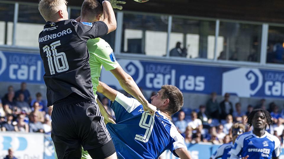 Lyngby-keeper Mads Kikkenborg forsøger at gribe ind ved et indlæg i feltet. <i>Claus Bech/Ritzau Scanpix</i>
