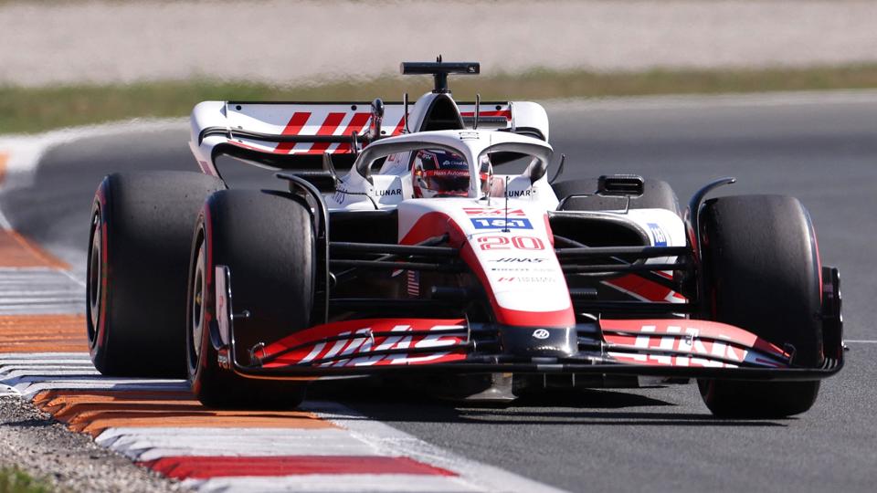 Haas-køreren Kevin Magnussen kravlede en del placeringer op i feltet efter et sammenstød med barrieren. Men det var ikke nok til point i søndagens Formel 1-grandprix. <i>Piroschka Van De Wouw/Reuters</i>