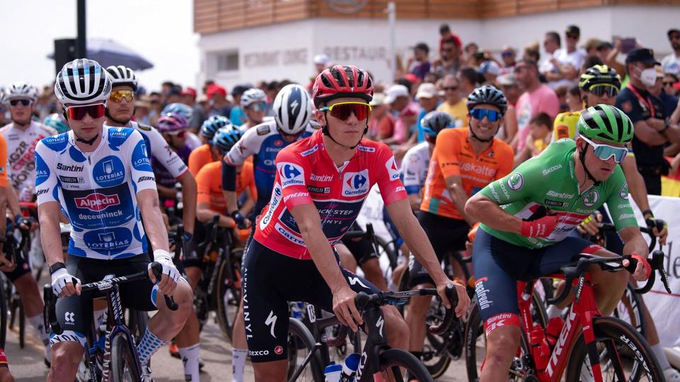 Remco Evenepoel i rødt kan tage hul på Vueltaens sidste uge iklædt den røde førertrøje. (Arkivfoto). <i>Jorge Guerrero/Ritzau Scanpix</i>