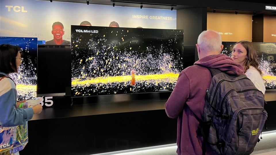 De store producenter af fladskærme viser i disse dage de nyeste modeller frem på IFA,der er Europas største messe for forbrugerelektronik. Messen afvikles hvert år i Berlin. <i>Free</i>