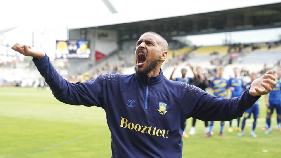 Ohi Omoijuanfo kunne juble sammen med Brøndbys fans efter sin debut, der bød på en scoring i Horsens. <i>Claus Fisker/Ritzau Scanpix</i>