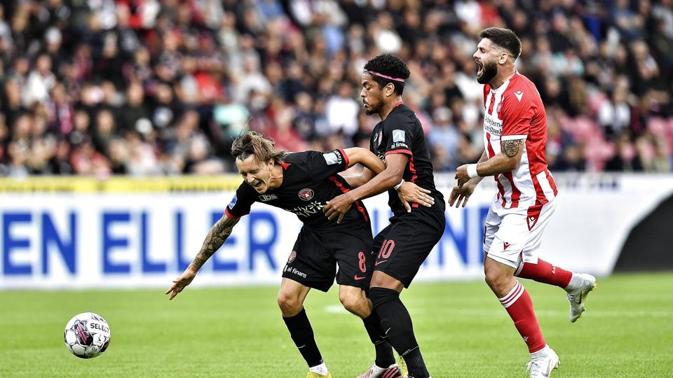 FC Midtjylland-spillerne Evander og Kristoffer Olsson (til venstre) magtede ikke at slå AaB og Milan Makaric (til højre) i søndagens sene kamp i Superligaen. <i>Ernst Van Norde/Ritzau Scanpix</i>