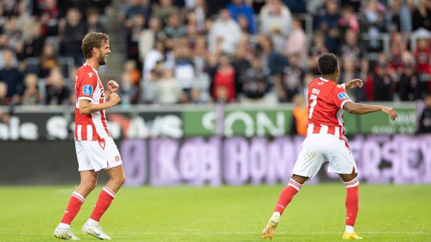 AaB's Allan Sousa (th.) og Lucas Andersen jubler efter scoringen til 2-0 mod FC Midtjylland. <i>Foto: Claus Søndberg</i>