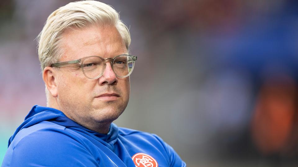 AaB-træner Lars Friis krydser fingre for, at han hurtigt kan byde en ny forsvarsspiller velkommen i truppen. <i>Foto: Claus Søndberg</i>