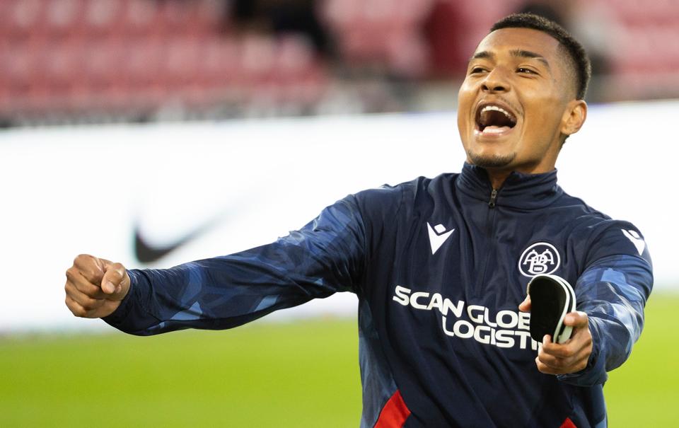 Allan Sousa jubler her med AaB's 200 medrejsende fans, der havde en skøn søndag aften i Herning. <i>Foto: Claus Søndberg</i>
