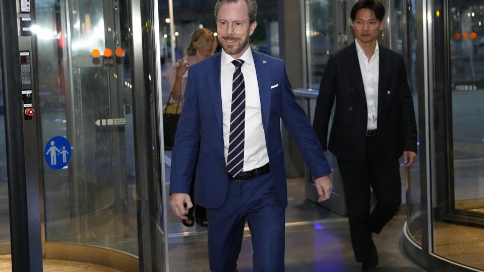 Venstres formand, Jakob Ellemann-Jensen, deltager søndag aften i en tv-debat på DR1 mod statsminister Mette Frederiksen (S) og K-formand Søren Pape Poulsen (K). <i>Keld Navntoft/Ritzau Scanpix</i>