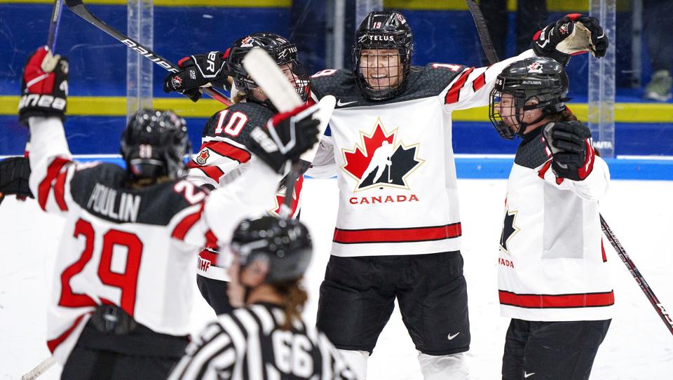 Brianne Jenner blev matchvinder for Canada med to mål i finalen. <i>Bo Amstrup / Ritzau Scanpix/Ritzau Scanpix</i>