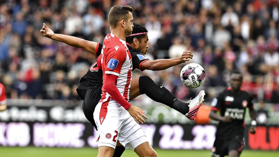 Lars Kramer, her i nærkamp mod FC Midtjyllands Evander, er en af denne sæsons nye spillere i AaB. <i>Ernst Van Norde/Ritzau Scanpix</i>