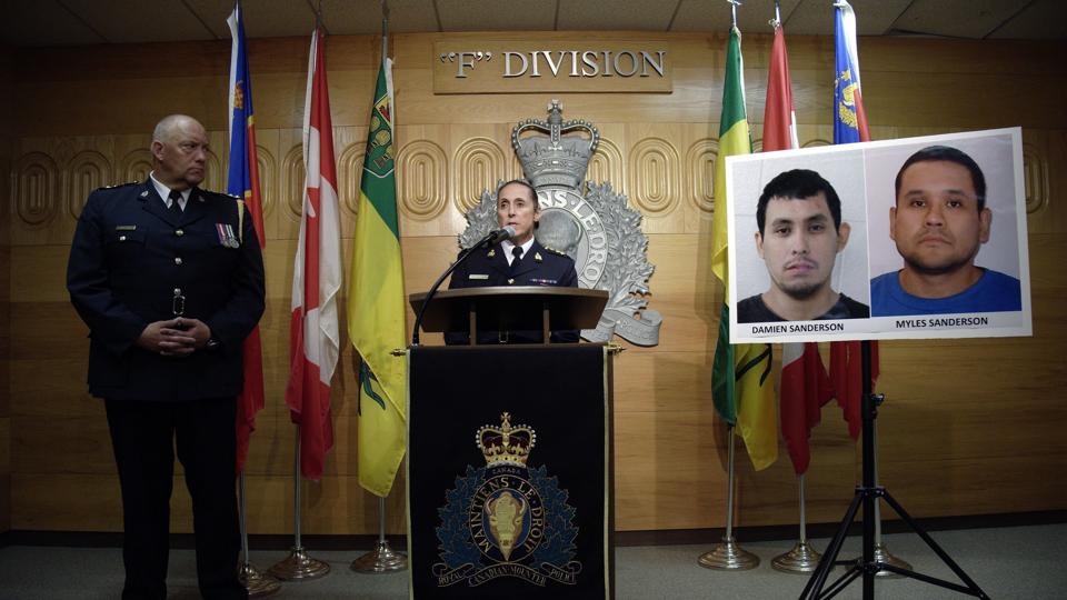 Royal Canadian Mounted Police har offentliggjort billeder af de to mistænkte, Damien Sanderson og Myles Sanderson. Her ses vicepolitikommissær Rhonda Blackmore på søndagens pressekonference. <i>Michael Bell/Ritzau Scanpix</i>