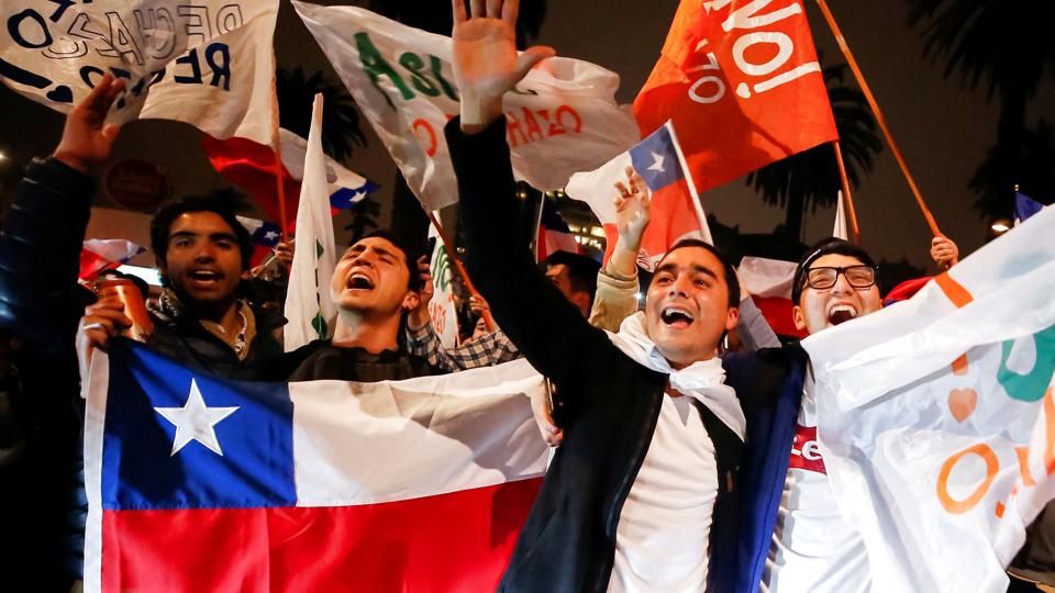 Støtter af nej-kampagnen er begejstrede, efter at de foreløbige resultater viser, at Chile forkaster forslag om ny forfatning søndag. <i>Rodrigo Garrido/Reuters</i>