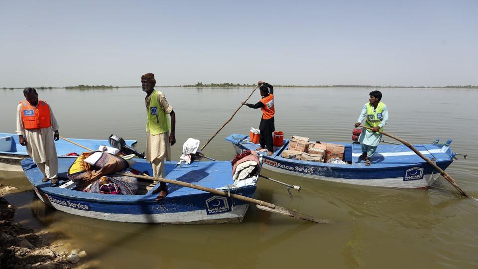 Vandstanden i søen Manchar, Pakistans største, betrages som "farlig", skriver nyhedsbureauet Reuters. <i>Fareed Khan/Ritzau Scanpix</i>