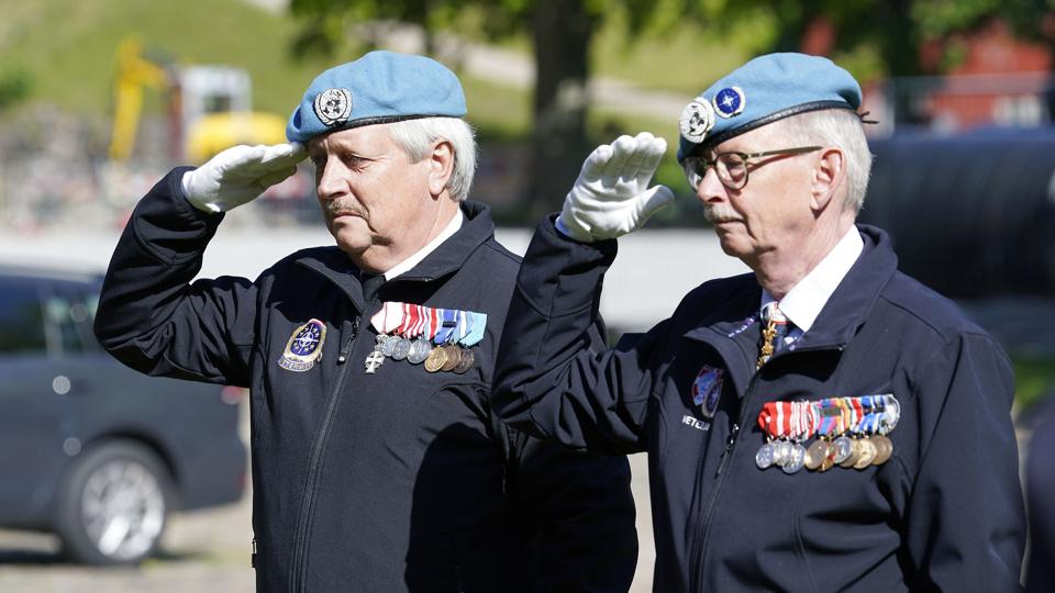 Veteraner, der har været udsendt på FN-missioner, kan se ud til at få en afklaring på deres erstatningssager. FN har nemlig afsat penge til at behandle deres erstatningssager. Veteranerne på billedet er ved at blive hædret under UN Peacekeepers Day. (Arkivfoto). <i>Niels Christian Vilmann/Ritzau Scanpix</i>