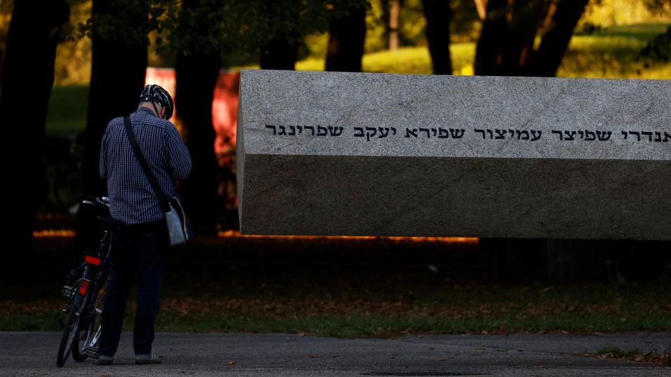 En mand står ved siden af den mindesten, der er opsat for ofrene for terrorhandlingen ved OL i München i 1972. (Arkivfoto). <i>Leonhard Foeger/Reuters</i>