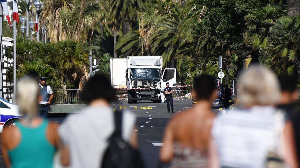 Arkivfoto fra Nice efter lastbils-massakren den 14. juli 2016. En retssag om angrebet indledes mandag mod otte personer. De er tiltalt for at have hjulpet en radikal islamist, som dræbte 86 mennesker med en lastbil. <i>Anne-Christine Poujoulat/Ritzau Scanpix</i>