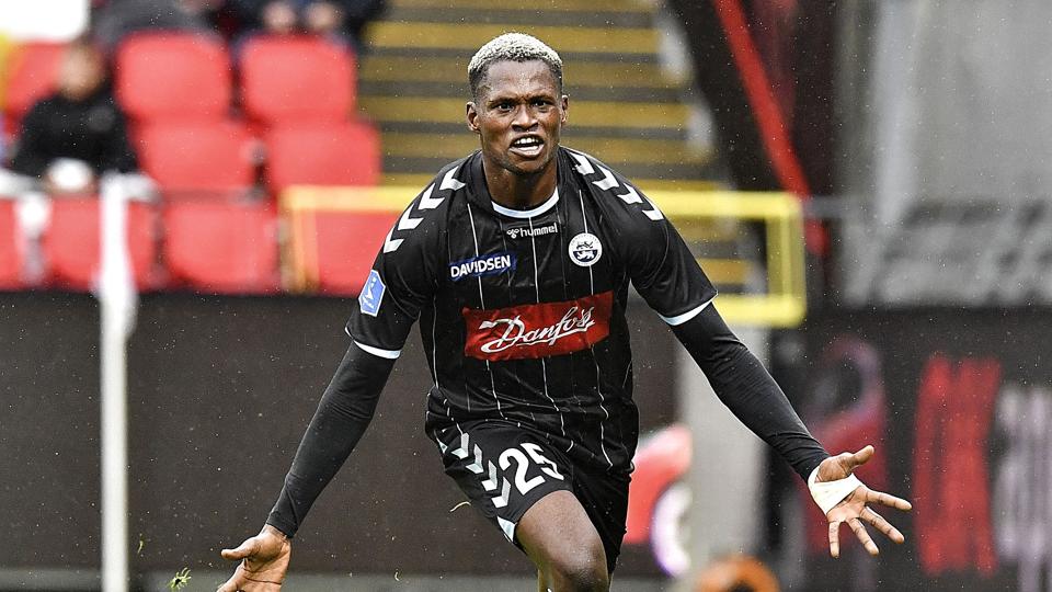 Abdulrahman Taiwo blev i sidste uge sendt på Sønderjyskes U19-hold. Søndag dedikerede anfører Marc Dal Hende en sejr over Fredericia til den nigerianske angriber. Mandag er konflikten løst, og Taiwo er tilbage på førsteholdet (Arkivfoto). <i>Ernst Van Norde/Ritzau Scanpix</i>