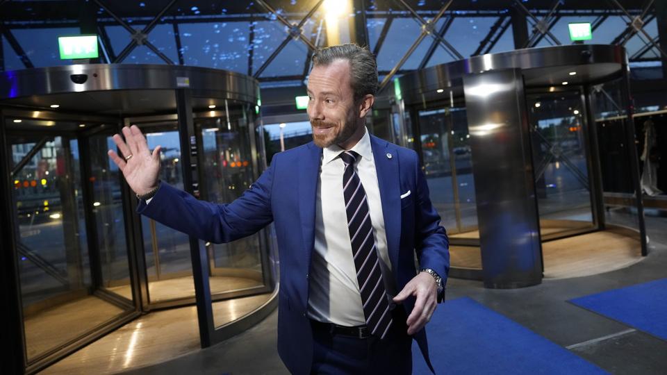 Venstres formand Jakob Ellemann-Jensen ankommer før statsministerkandidaternes debat hos DR i København. Under debatten sagde han blandt andet, at Venstre vil have sænket elafgiften til 0,8 øre. Det svarer til EU's minimumssats. <i>Keld Navntoft/Ritzau Scanpix</i>