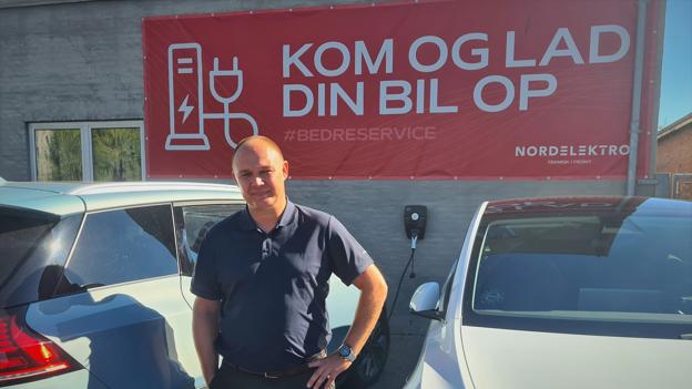 Jesper Storm Simonsen håber, at andre virksomheder følger trop og stiller lademulighed til rådighed. <i>Foto: Jakob Kanne Bjerregaard</i>