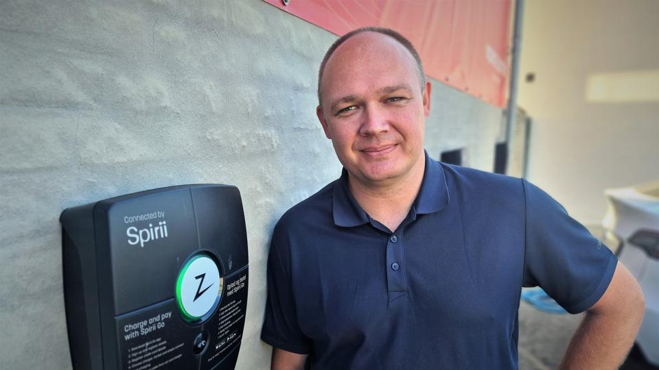 - Vi ligger tæt ved et stort boligbyggeri og etageejendomme, hvor vi nu stiller el-ladestanderne til rådighed til glæde for naboerne, siger Jesper Storm Simonsen fra Nordelektro. <i>Foto: Jakob Kanne Bjerregaard</i>