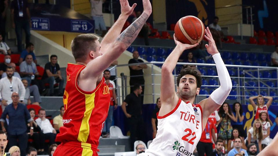 Furkan Korkmaz (til højre) blev ifølge Tyrkiet udsat for vold, efter at han blev udvist i søndagens gruppekamp mod Georgiens værter ved EM i basketball. <i>Irakli Gedenidze/Reuters</i>