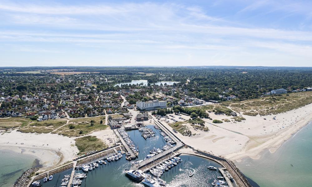 Hornbæk Hospital i midten af billedet ligger helt ned til havnen og med fuld udsigt over Kattegat. Hornbæk Hospital i midten af billedet ligger helt ned til havnen og med fuld udsigt over Kattegat.