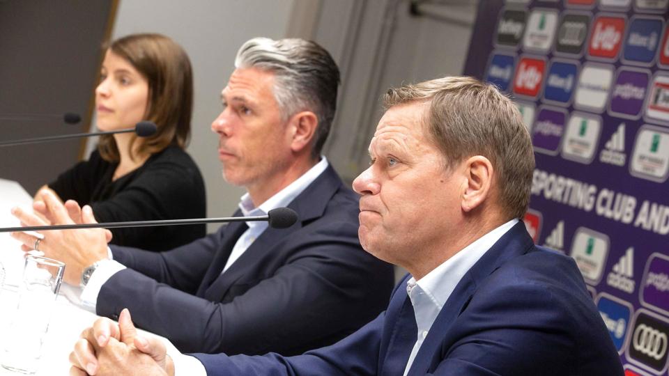 65-årige Frank Arnesen (forrest) stopper i Feyenoord, hvor han har været teknisk direktør siden 2020. (Arkivfoto). <i>Hatim Kaghat/Ritzau Scanpix</i>