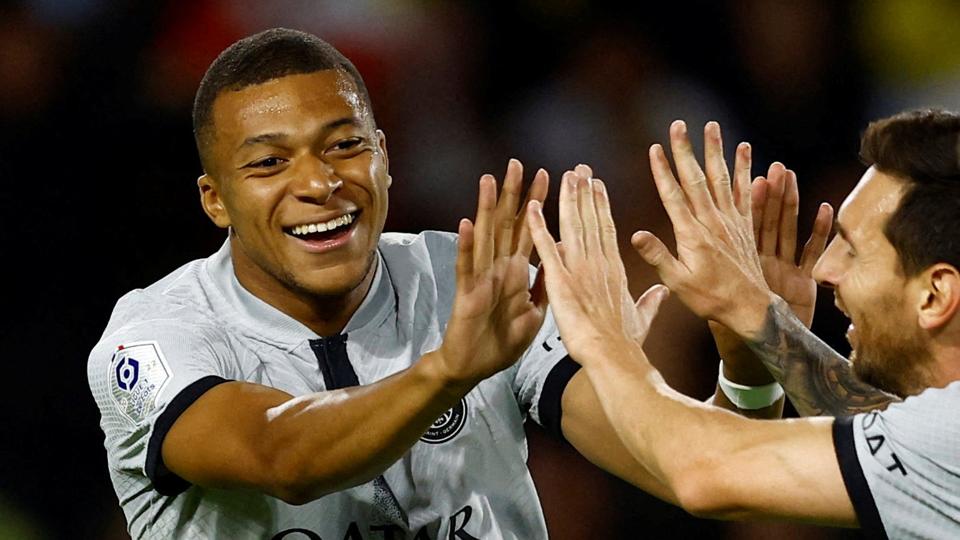Kylian Mbappe og Lionel Messi jubler over en scoring i weekendens sejr over Nantes. <i>Stephane Mahe/Reuters</i>