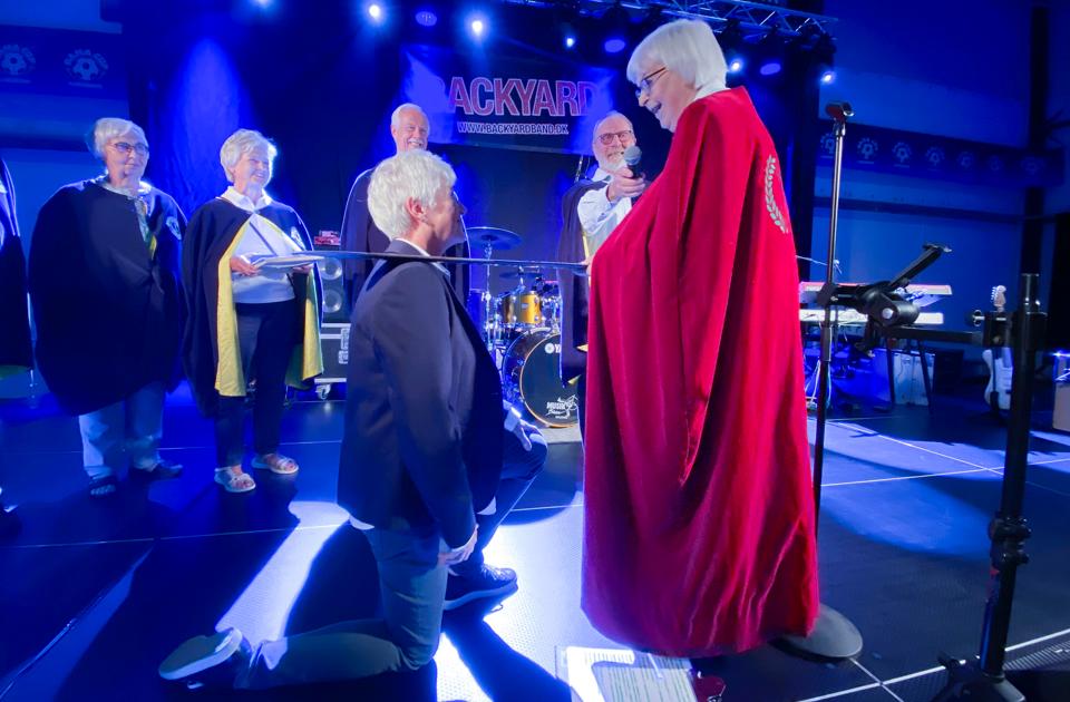 Lissy Strier Kærholm, Skipper Clement Lauget, slog Dana Cup-direktør Jette Andersen til ridder. <i>Foto: Bente Poder</i>
