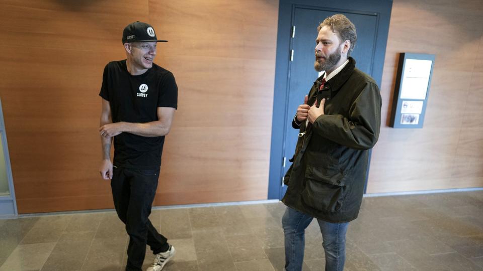 Vrageksperten Linus Andersson (t.v.) og journalisten Henrik Evertsson (t.h.) under retssagen i Göteborg om forstyrrelse af gravfreden ved "Estonia". Deres dykninger var ulovlige, fastslog byretten i Göteborg mandag. <i>9200 Björn Larsson Rosvall / Tt/Ritzau Scanpix</i>