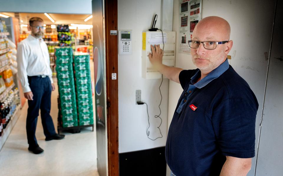 Det har været og er en svær periode for Brugsen Birkelse. Sidste år valgte de at slukke lyset for at vise omverdenen, at butikken er presset på grund af stigende priser på el. <i>Arkivfoto: Lars Pauli</i>