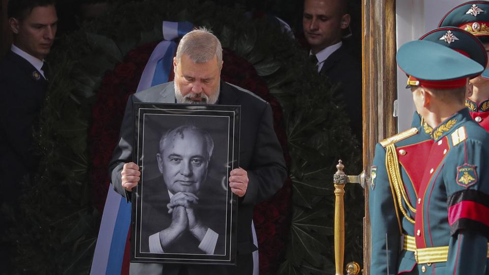 Domstol i Moskva har lukket avisen Novaja Gazeta. Den er Ruslands ledende uafhængige avis, og bladets chefredaktør, Dmitrij Muratov, fik i 2021 Nobels fredspris. Muratov var med, da Sovjetunionens sidste leder, Mikhail Gorbatjov, blev stedt til hvile i Moskva lørdag. <i>Maxim Shipenkov/Ritzau Scanpix</i>