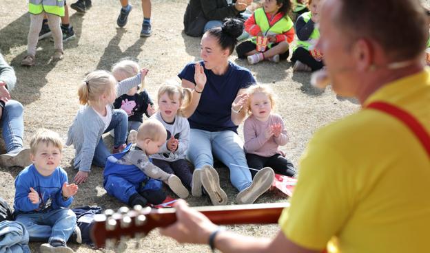 Mandag bød på underholdning til børnene. <i>Foto: Bente Poder</i>