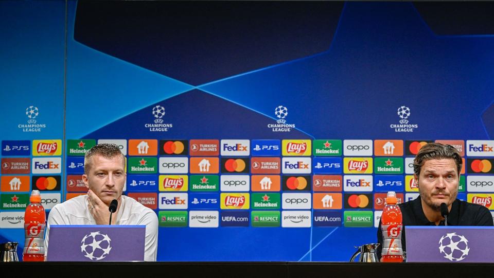 Marco Reus og cheftræner Edin Terzic deltog i mandagens pressemøde før Dortmunds kamp mod FC København i Champions League. <i>Sascha Schuermann/Ritzau Scanpix</i>