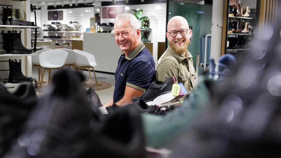 Per Overgaard Christensen, i folkemunde Per Sko, har solgt sine to Skoringen-butikker i Thisted og Nykøbing til Daniel Smalbro Pedersen fra Thy. <i>Foto: Bo Lehm</i>