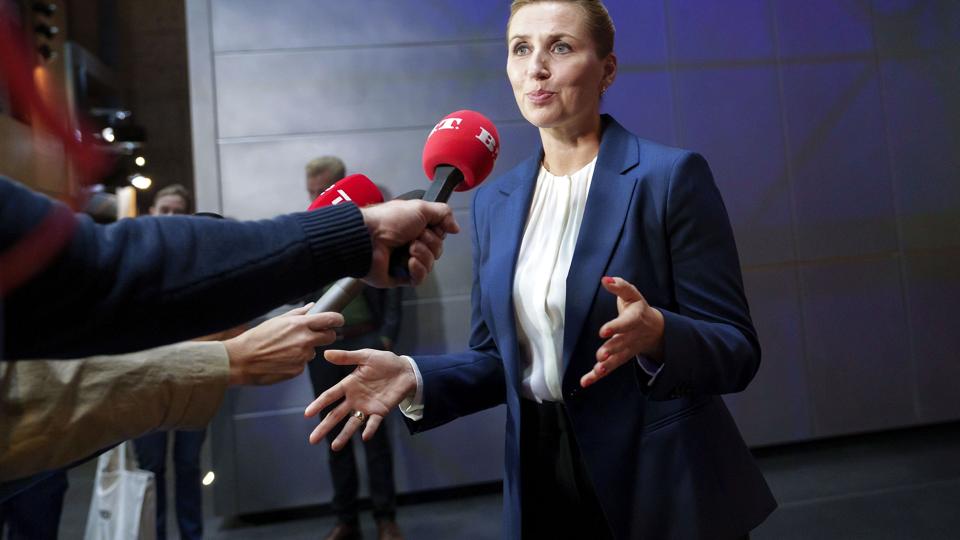 Statsminister Mette Frederiksen (S) ses her efter tv-debatten på DR søndag aften, hvor hun til De Konservatives formand Søren Pape Poulsens store undren sagde, at hans partis 2030-plan vil betyde fyring af 40.000 offentligt ansatte. <i>Keld Navntoft/Ritzau Scanpix</i>