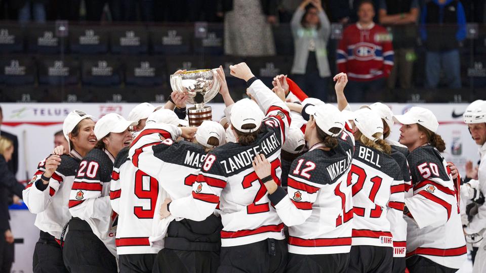 Canadas ishockeykvinder fejrer søndagens finalesejr over USA i Herning. <i>Bo Amstrup / Ritzau Scanpix/Ritzau Scanpix</i>