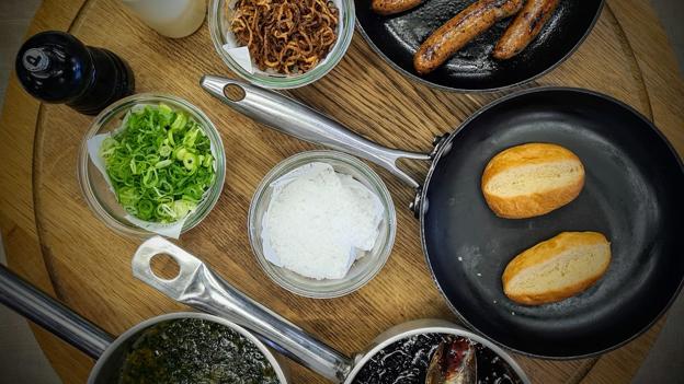 Ingredienser til opskriften på vinderhotdoggen. <i>Foto: Jakob Kanne Bjerregaard</i>