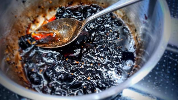 Sur-sød solbærbarbecucesauce danner hotdoggens sure og søde element med lidt røg. <i>Foto: Jakob Kanne Bjerregaard</i>