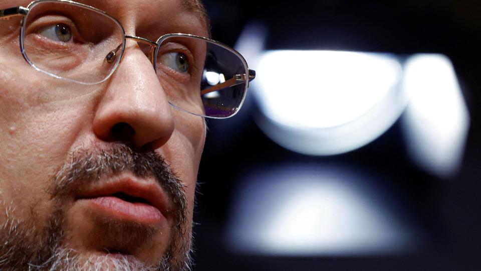 Ukraine har brug for flere våben fra EU, hvis man skal besejre Rusland. Det fastslog Ukraines premierminister, Denys Shmyhal, da han mandag deltog i et møde i Bruxelles om samarbejdet mellem EU og Ukraine. <i>Yves Herman/Reuters</i>