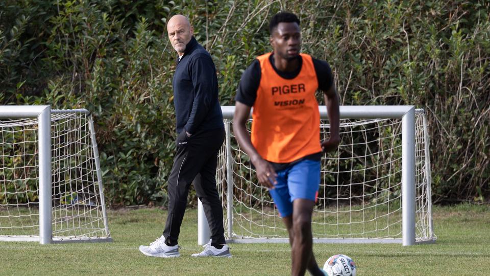 Klaus Dieter-Müller, der har mistet kontrollen over Jammerbugt FC, overværede mandag den selvorganiserede træning, som 15 spillere deltog i. Heriblandt er tidligere divisionsspillere og en håndfuld prøvespillere, som klubben har fået til Nordjylland. <i>Foto: Claus Søndberg</i>