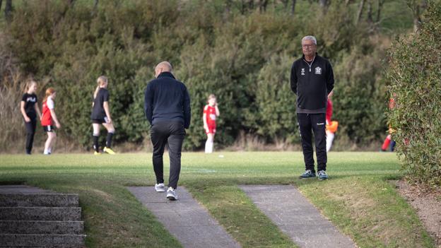 Klaus-Dieter Müller forlod træningen kort efter, at Nordjyske mødte op ved Jetsmark Stadion. Han havde tidligere på dagen afvist at udtale sig om konkursbegæringen. <i>Foto: Claus Søndberg</i>