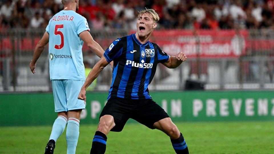 Rasmus Højlund knytter næven ud mod de medrejsende Atalanta-fans, efter at VAR har slået fast, at han nu kan kalde sig Serie A-målscorer. <i>Miguel Medina/Ritzau Scanpix</i>